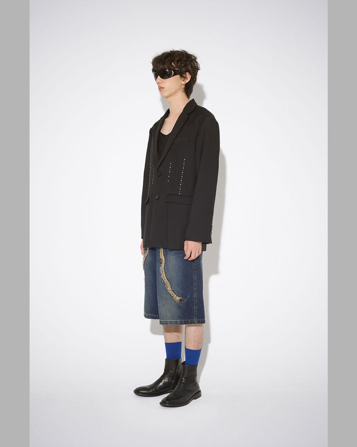 더뮤지엄비지터(THEMUSEUMVISITOR) CURVED ZIPPER DENIM SHORTS (WASHED BLUE)