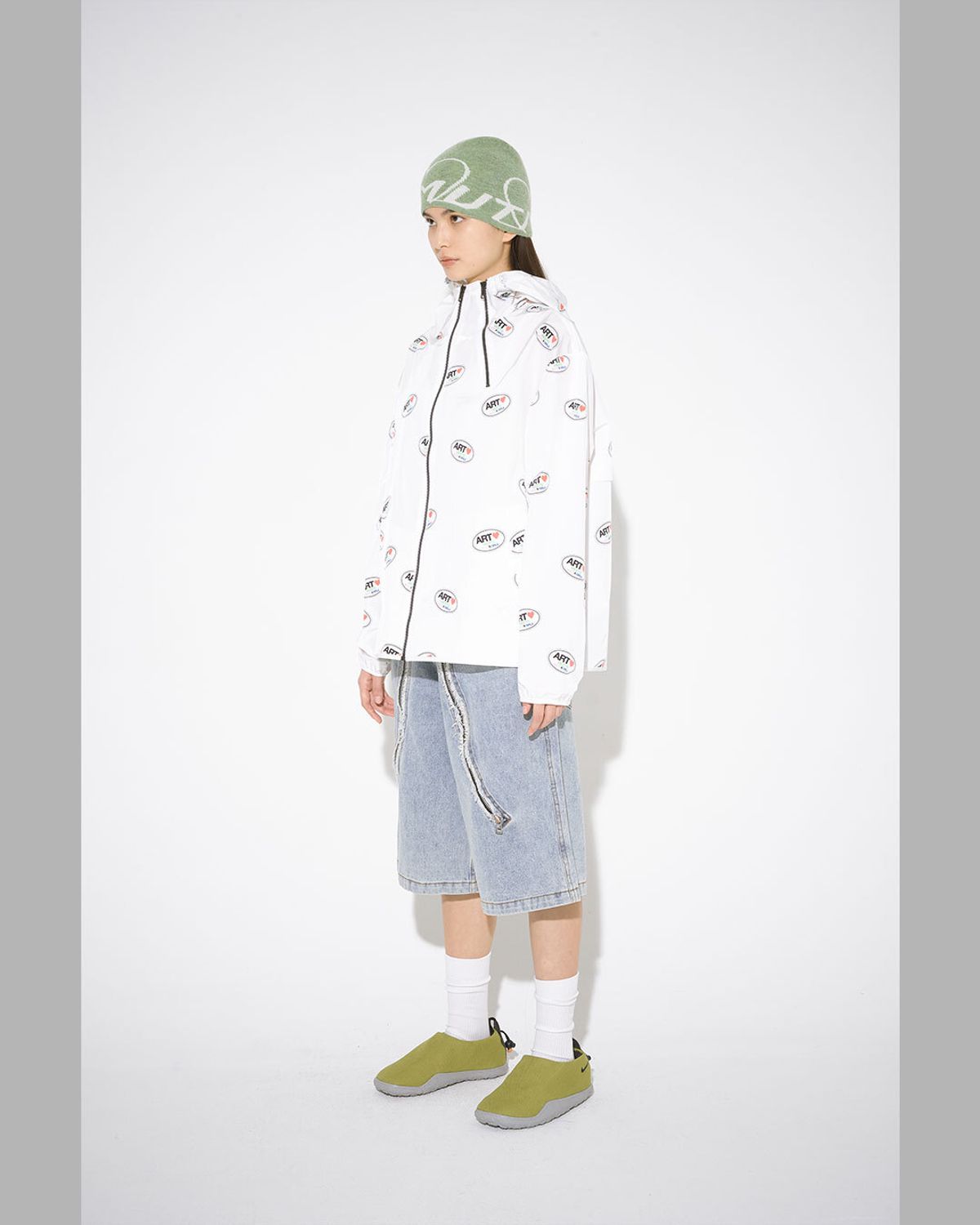 더뮤지엄비지터(THEMUSEUMVISITOR) CURVED ZIPPER DENIM SHORTS (LIGHT BLUE)