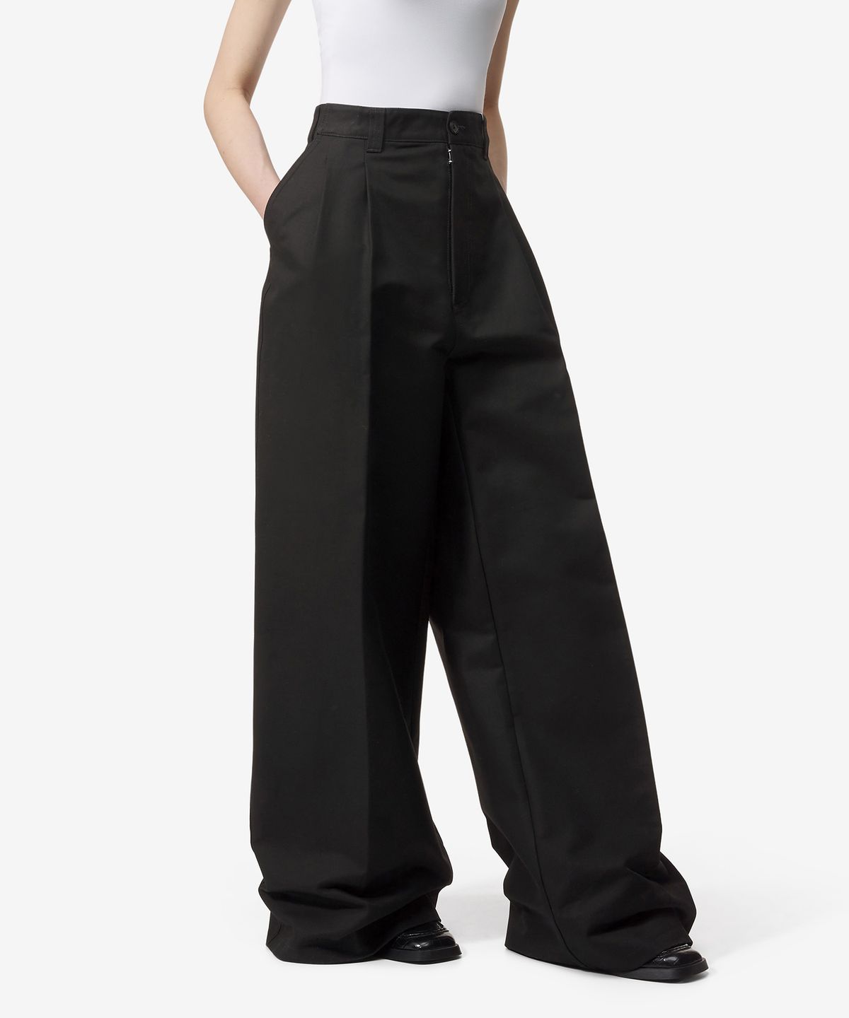 메종 마르지엘라(MAISON MARGIELA) 헤비 코튼 투 플리츠 팬츠 - 블랙 / S29KA0385M35047900