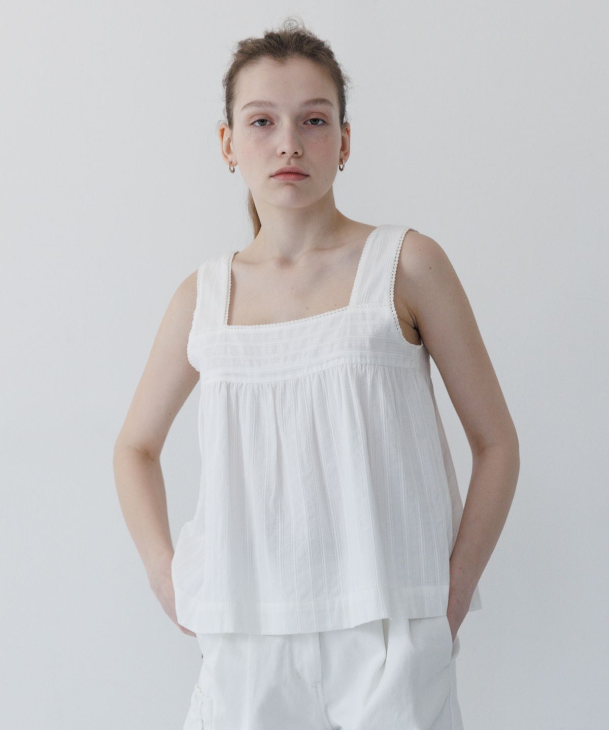 튜드먼트(TTUDEMENT) SLEEVELESS COTTON BLOUSE WHITE