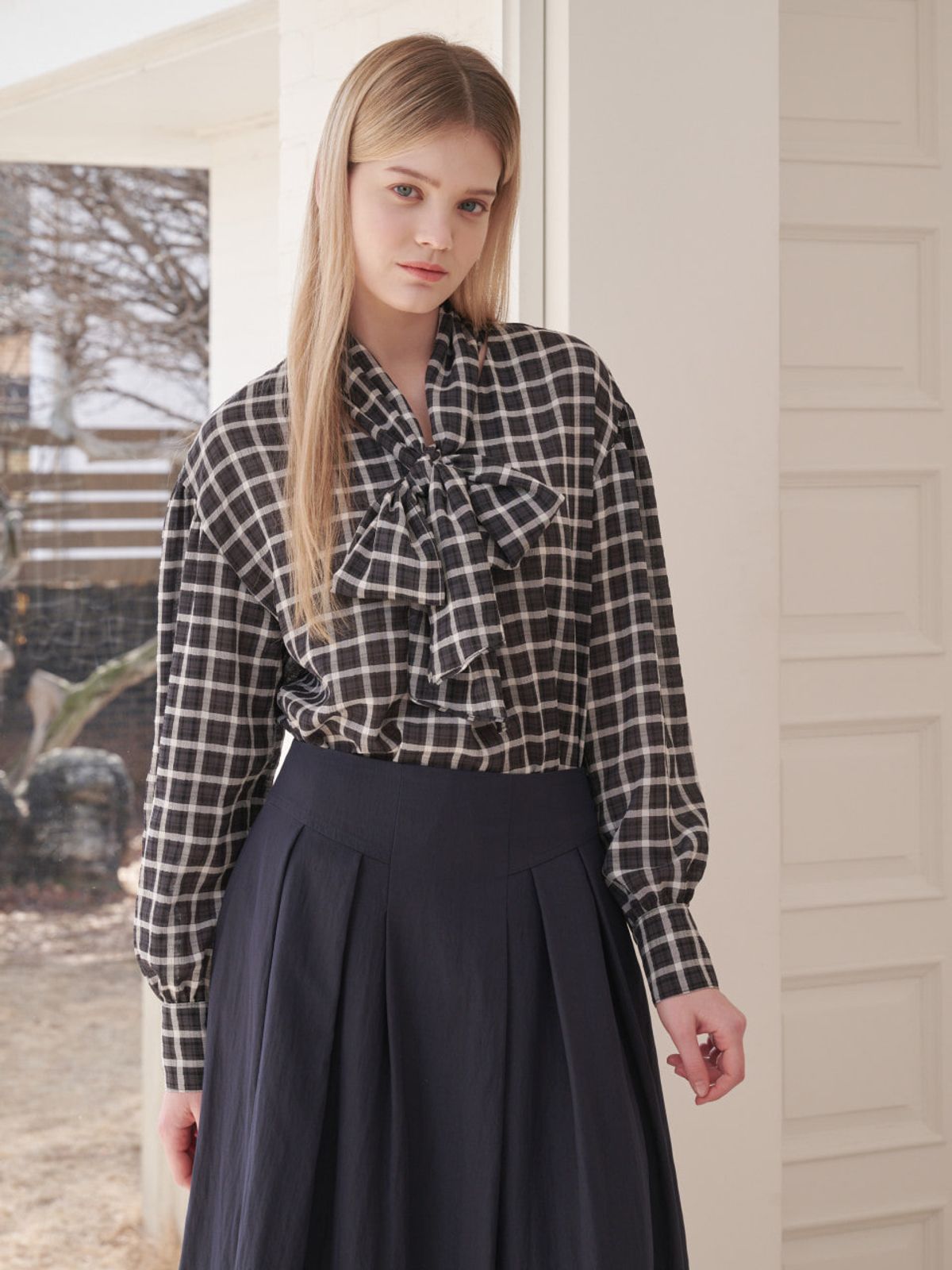 코엣(COETT) 체크 리본 블라우스_블랙
