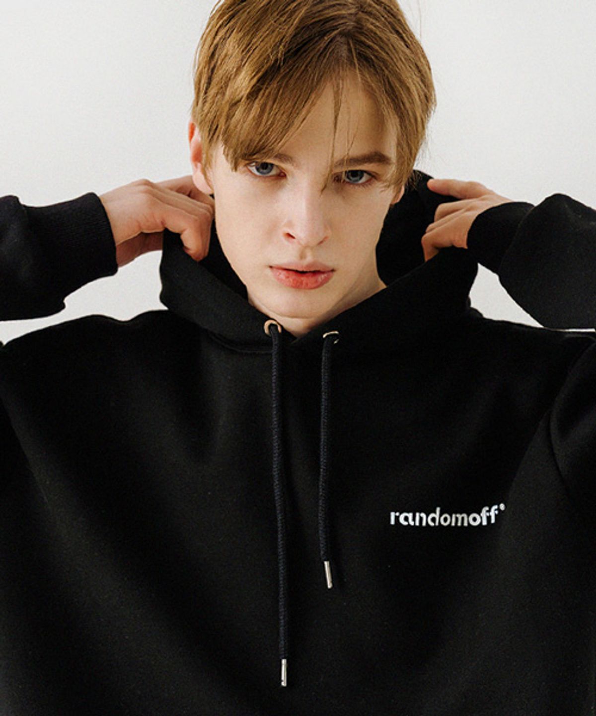 랜덤오프(RANDOMOFF) BASIC LOGO MINI 후드티 [블랙]