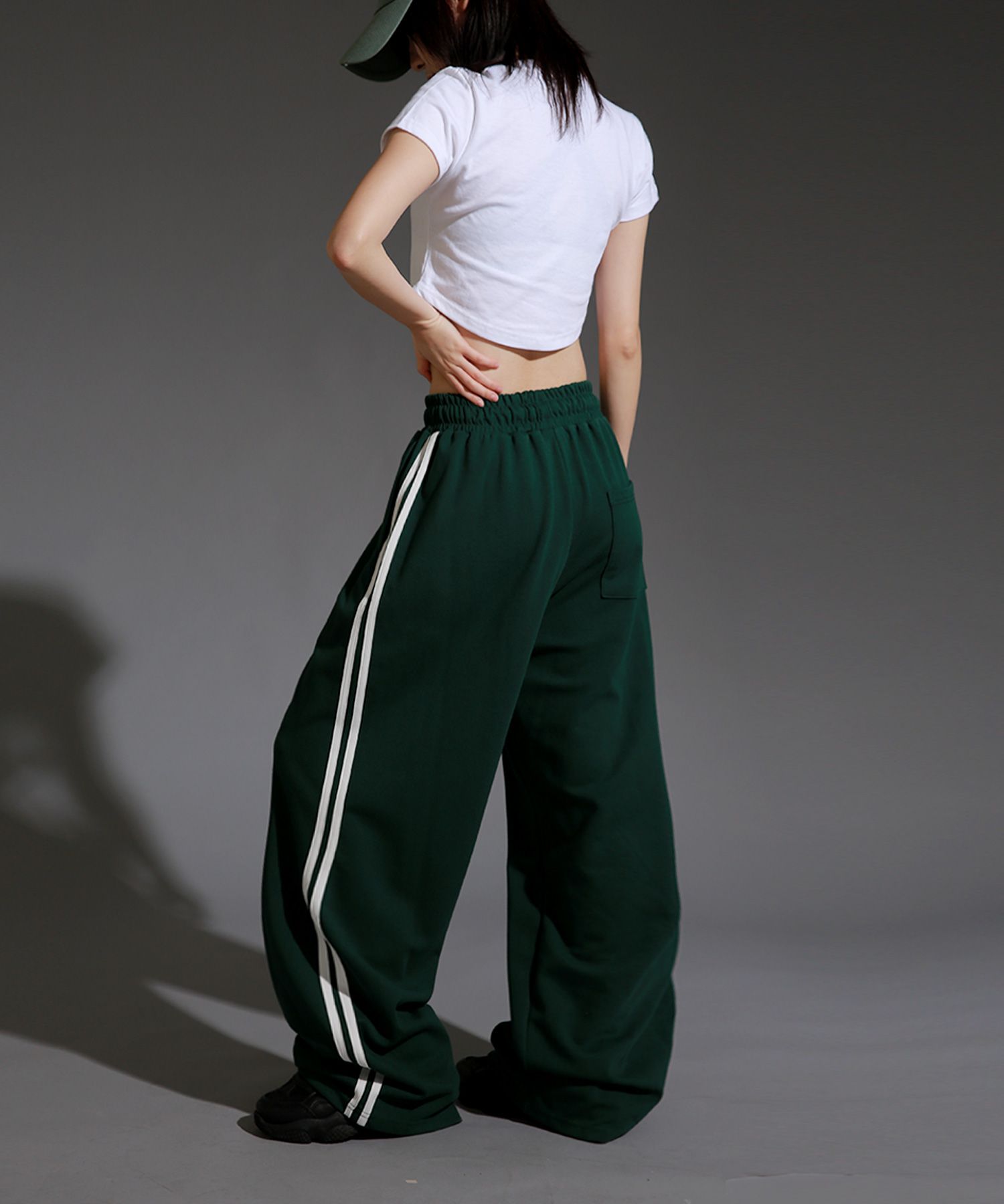 MUSINSA | LIKE THE MOST Two-taping pintuck wide sweatpants [Green]