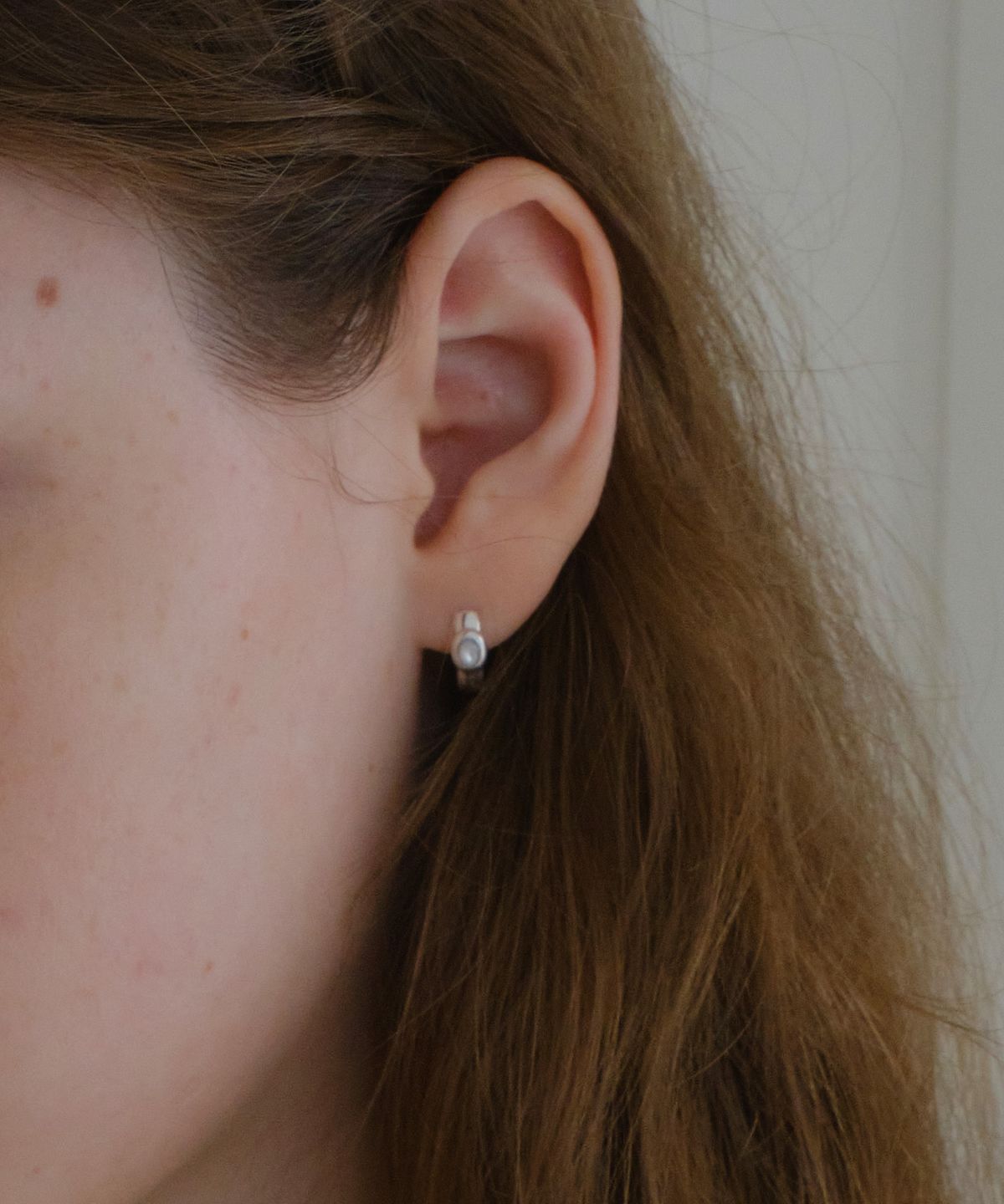 레브(REVE) Petit stone earrings -White