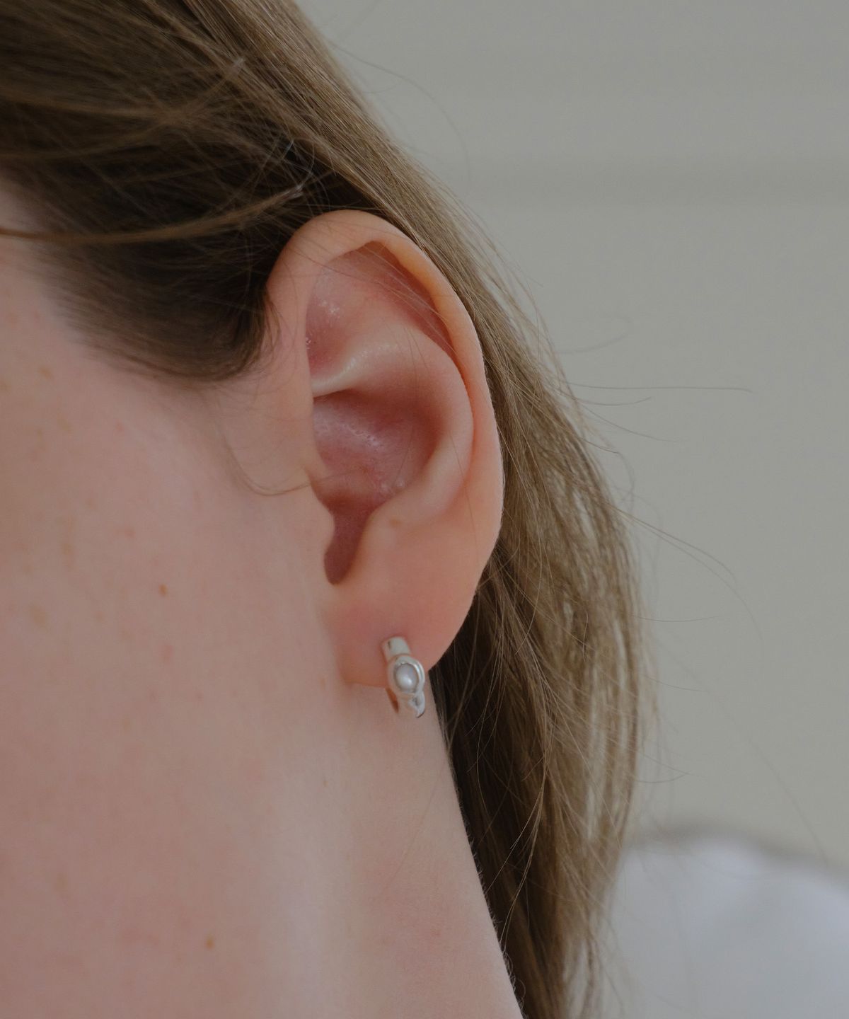 레브(REVE) Petit stone earrings -White