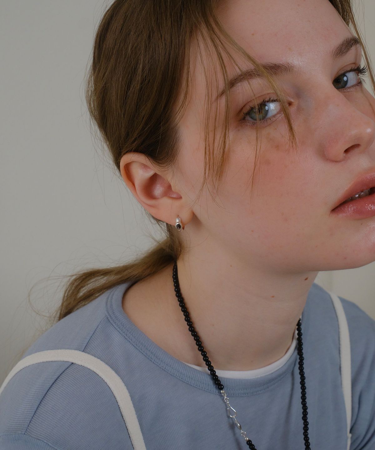 레브(REVE) Petit stone earrings -Black