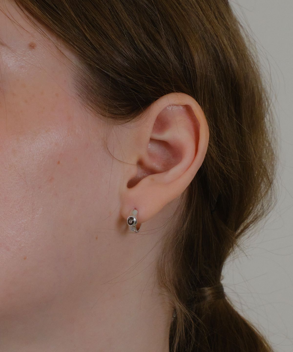 레브(REVE) Petit stone earrings -Black