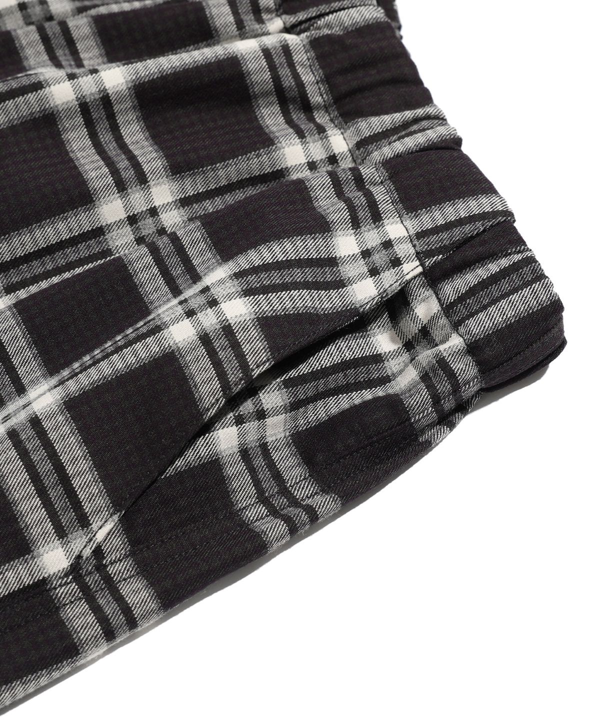 나이스고스트클럽(NICEGHOSTCLUB) CHECK PARACHUTE CARGO SHORTS_BLACK(NG2ESUPA60A)