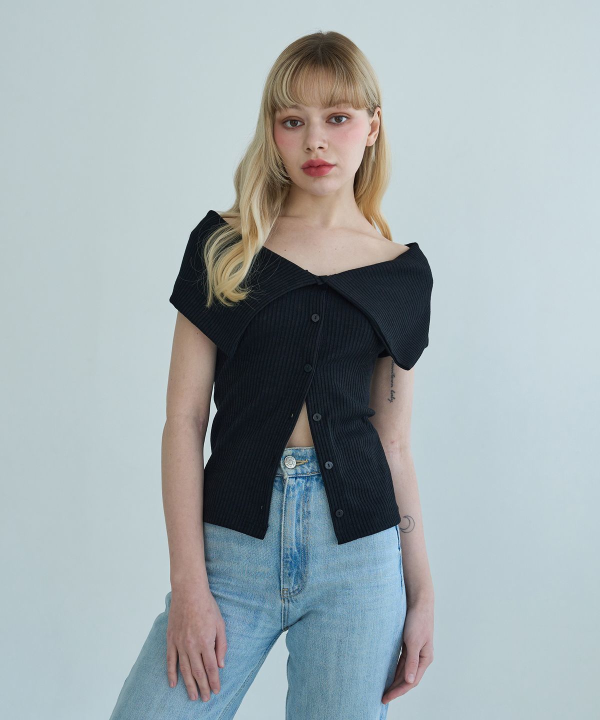 오오엠엘(5OML) 오프숄더 골지 투웨이 가디건 (아이보리)
