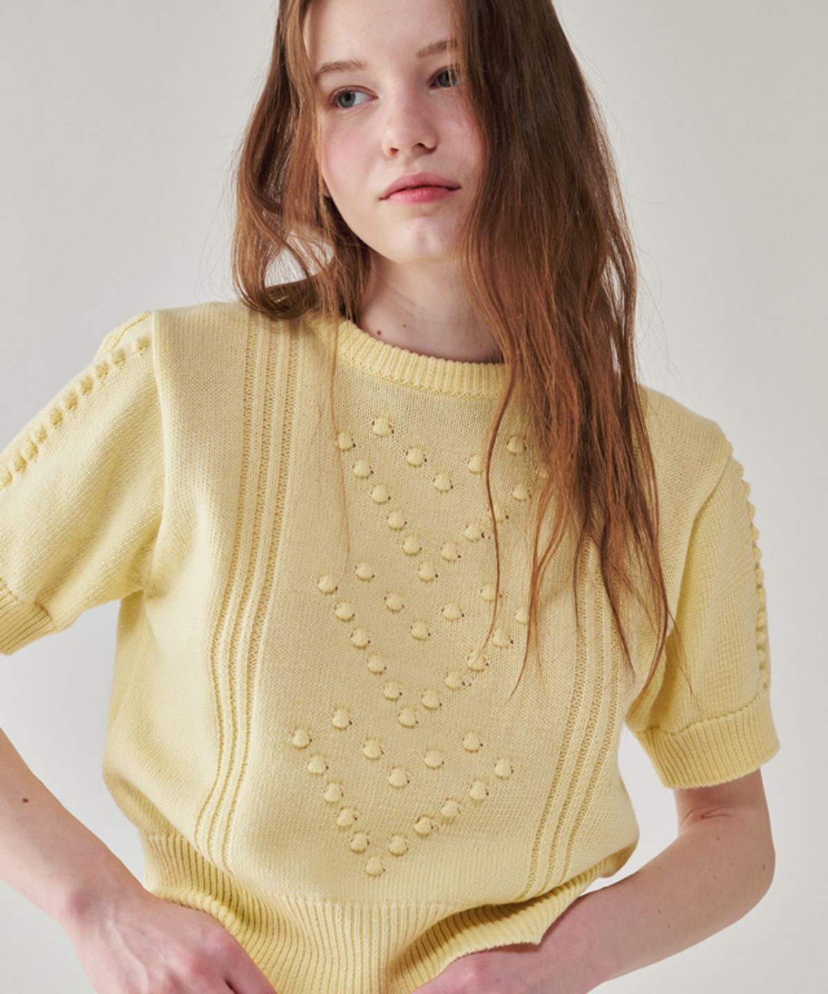 론론(RONRON) EMBO HEART SHORT SLEEVE KNIT BUTTER YELLOW