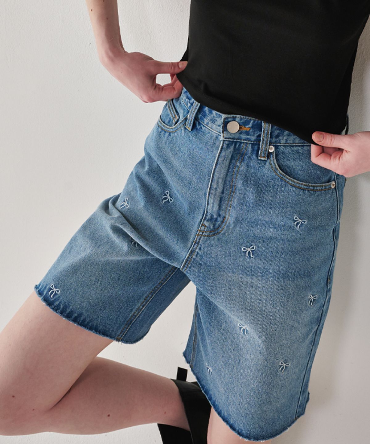 론론(RONRON) RIBBON PRINTED DENIM HALF PANTS LIGHT BLUE