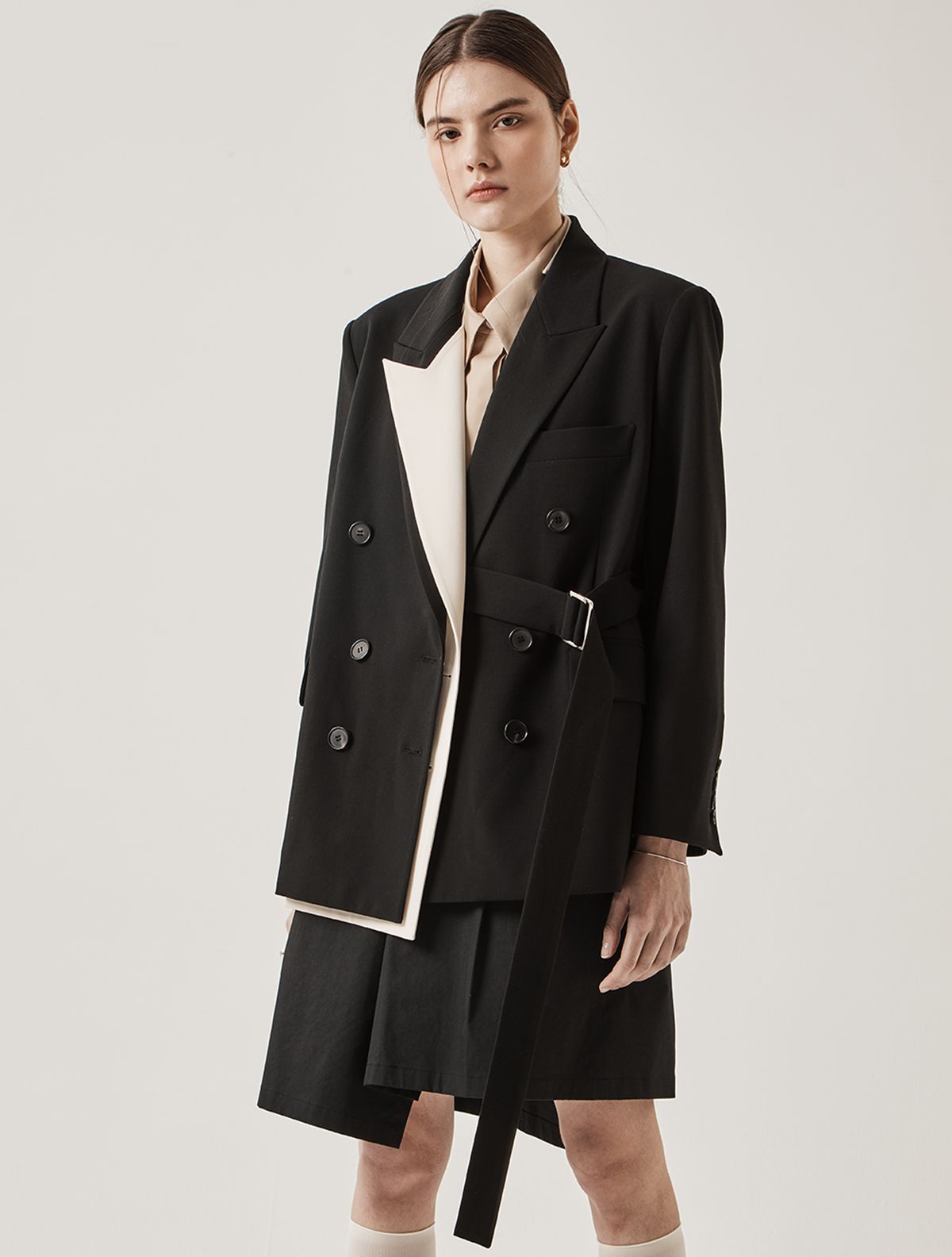 르이엘(LE YIEL) Peaked Collar Belted Jacket_Black + Ivory Collar 피크드 카라 벨티드 자켓_블랙+아이보리 카라
