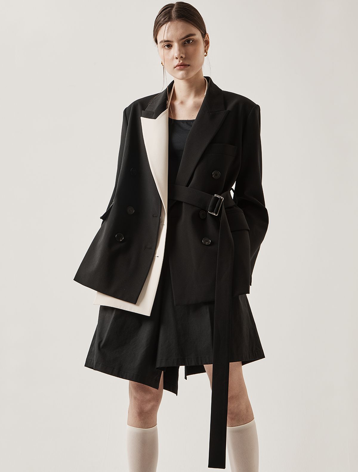 르이엘(LE YIEL) Peaked Collar Belted Jacket_Black + Ivory Collar 피크드 카라 벨티드 자켓_블랙+아이보리 카라