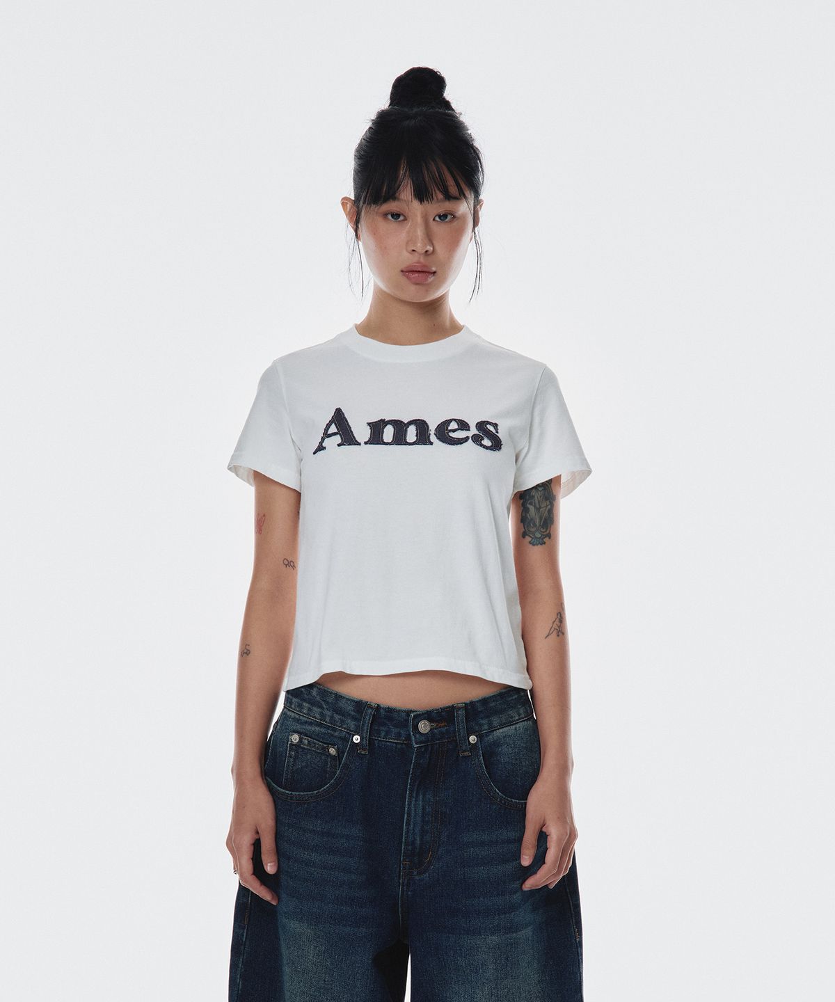 아메스 월드와이드(AMES-WORLDWIDE) BASIC LOGO DENIM APPLIQUE TEE WHITE (AM2EMUT514A)