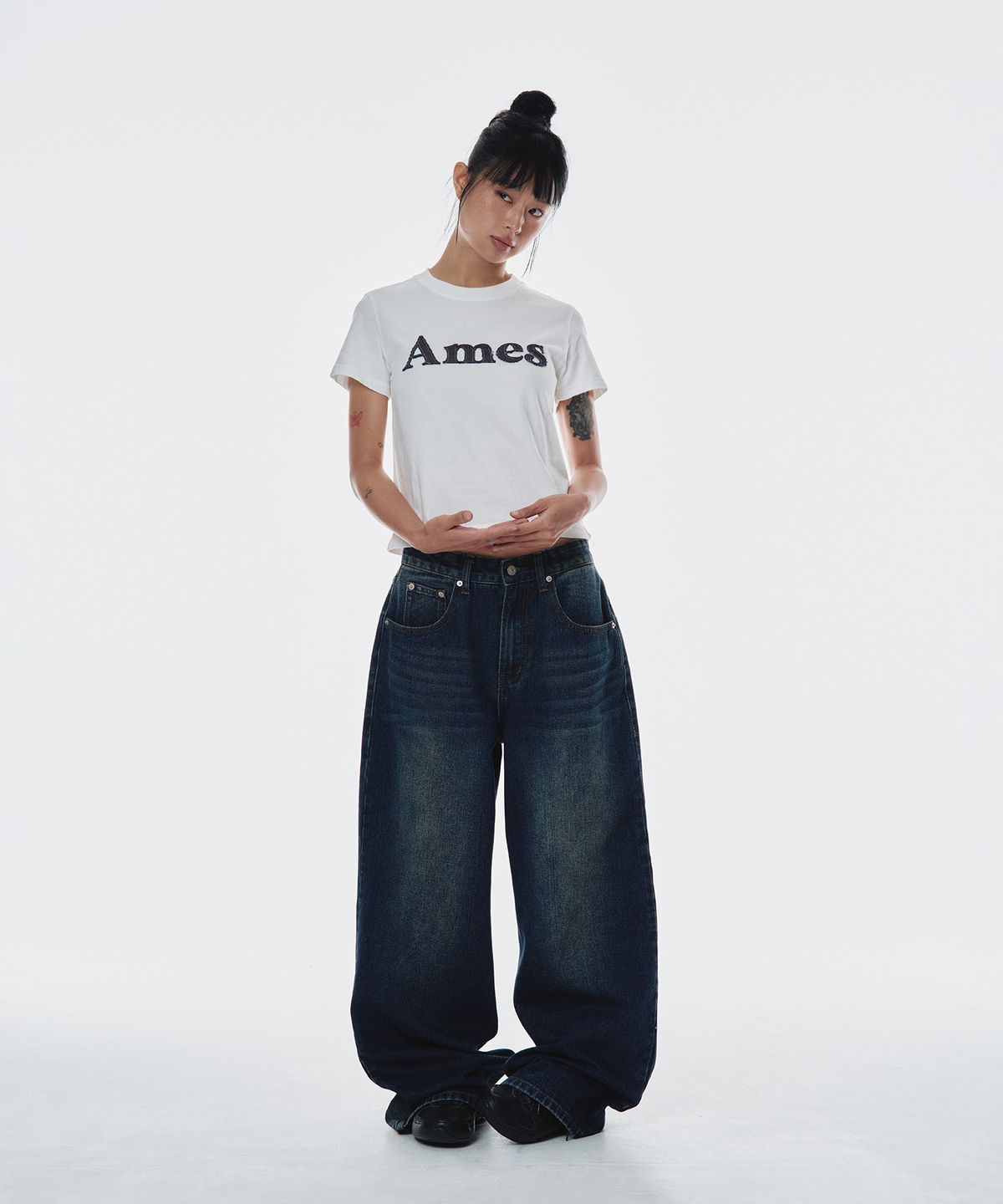 아메스 월드와이드(AMES-WORLDWIDE) BASIC LOGO DENIM APPLIQUE TEE WHITE (AM2EMUT514A)
