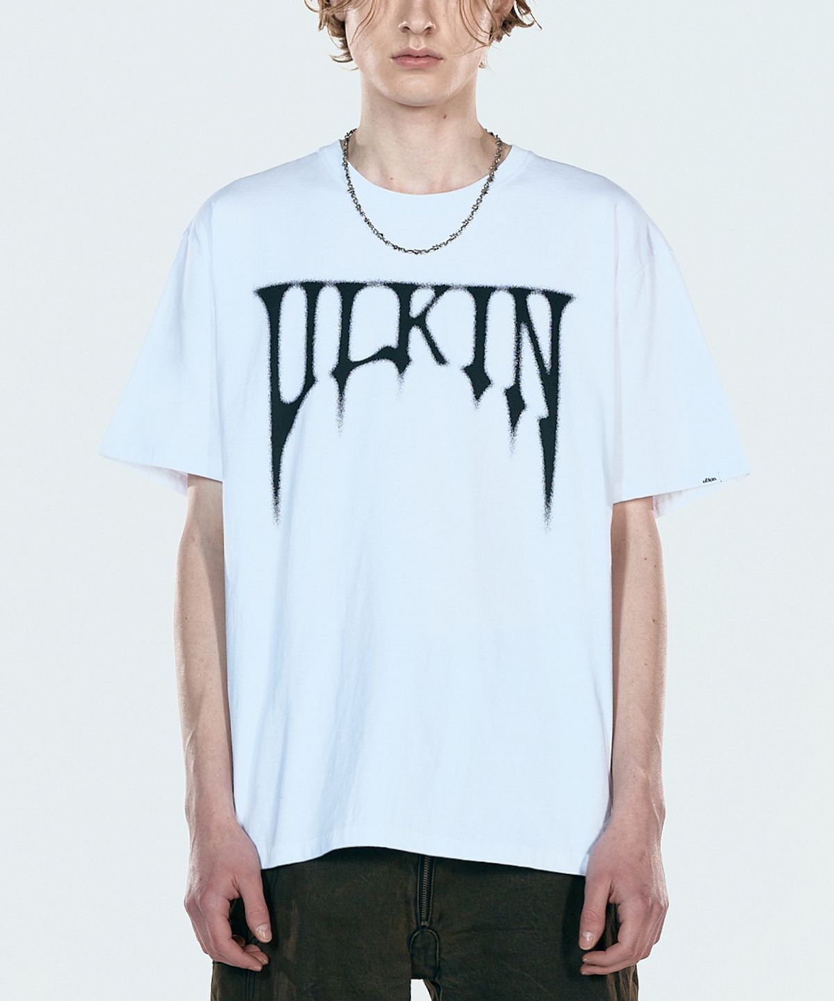 얼킨(ULKIN) 스머징 스컬 그래픽 반팔 티셔츠_화이트