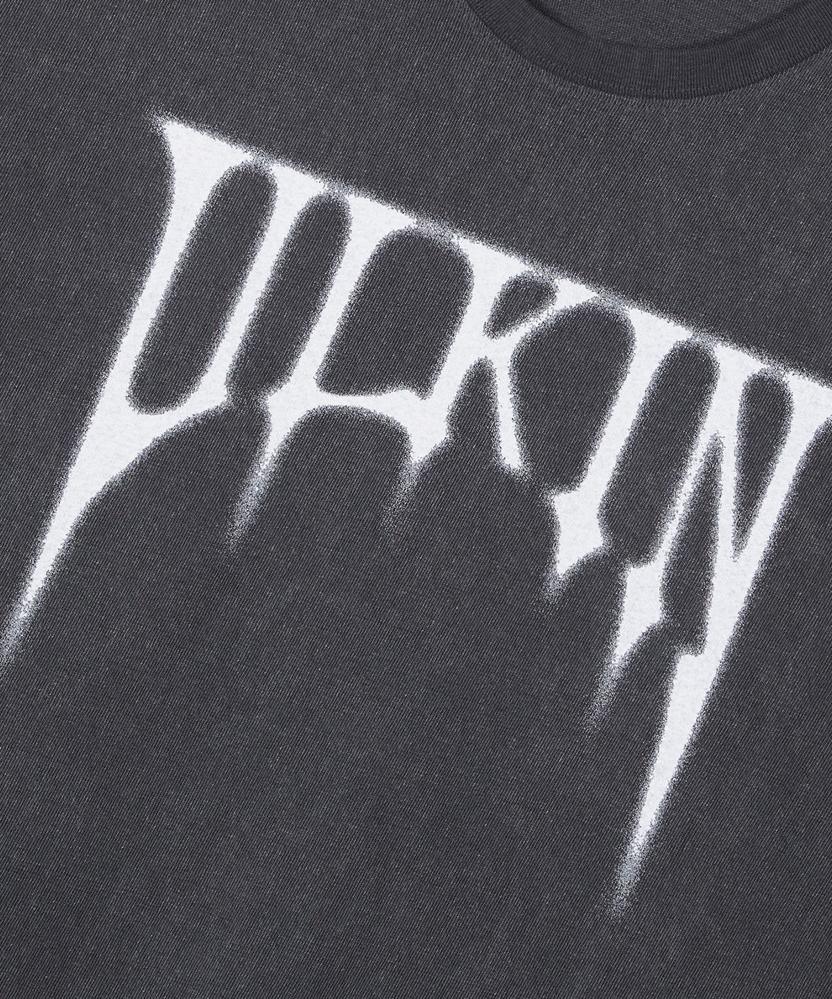 얼킨(ULKIN) 스머징 스컬 그래픽 반팔 티셔츠_차콜