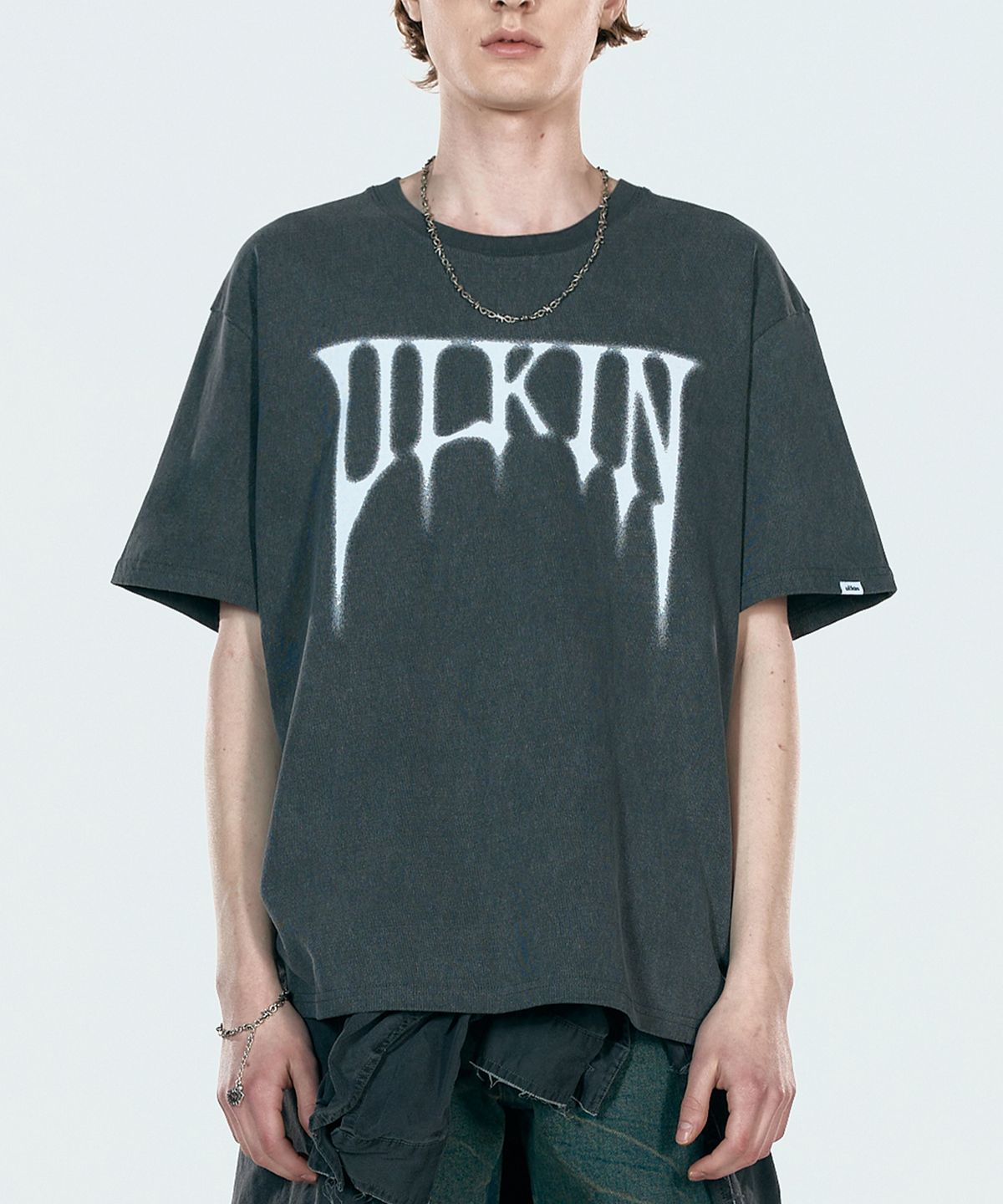 얼킨(ULKIN) 스머징 스컬 그래픽 반팔 티셔츠_차콜