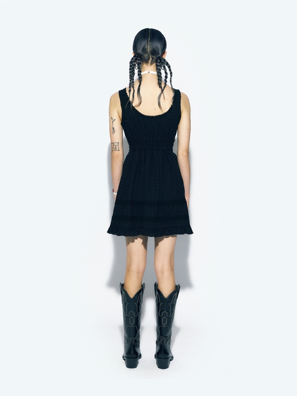 에즈이프 캘리(ASIF CALIE) RUFFLE SLEEVELESS MIDI DRESS BLACK