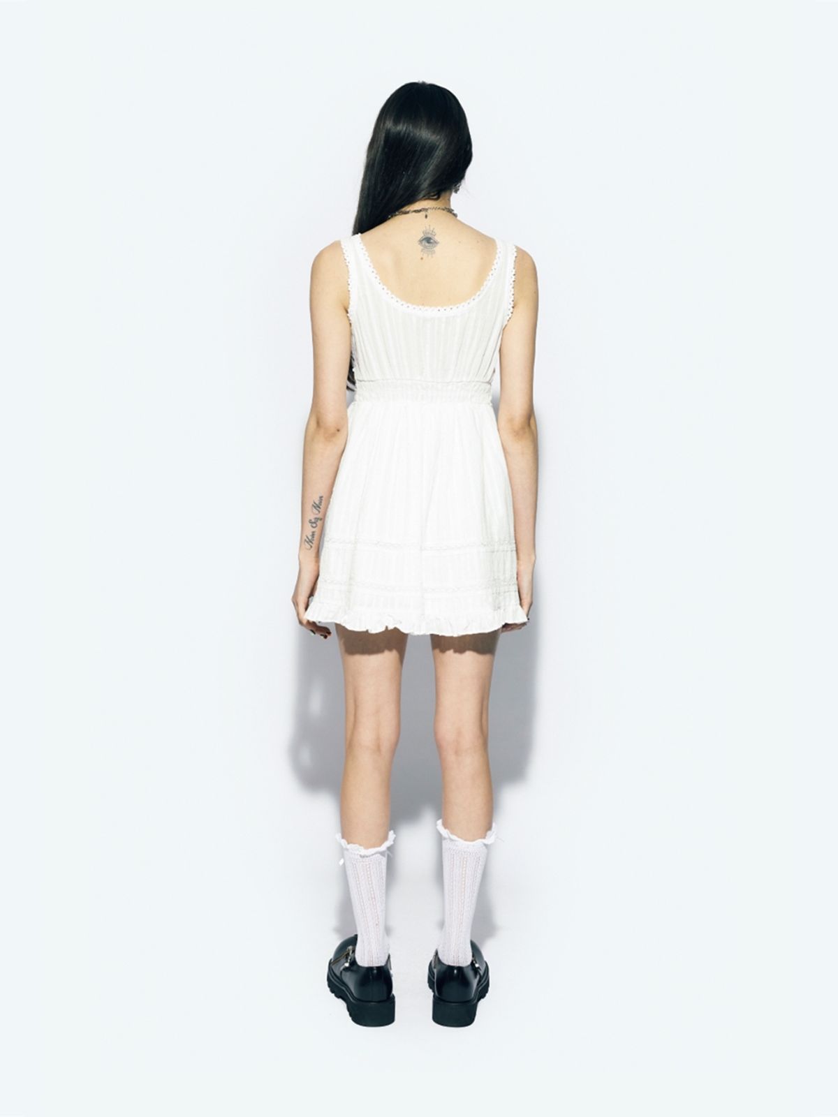 에즈이프 캘리(ASIF CALIE) RUFFLE SLEEVELESS MIDI DRESS WHITE
