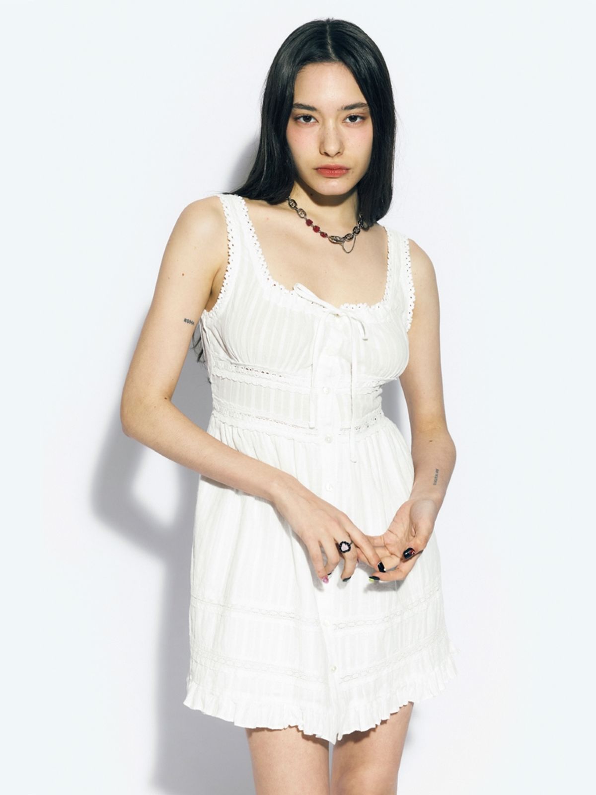 에즈이프 캘리(ASIF CALIE) RUFFLE SLEEVELESS MIDI DRESS WHITE
