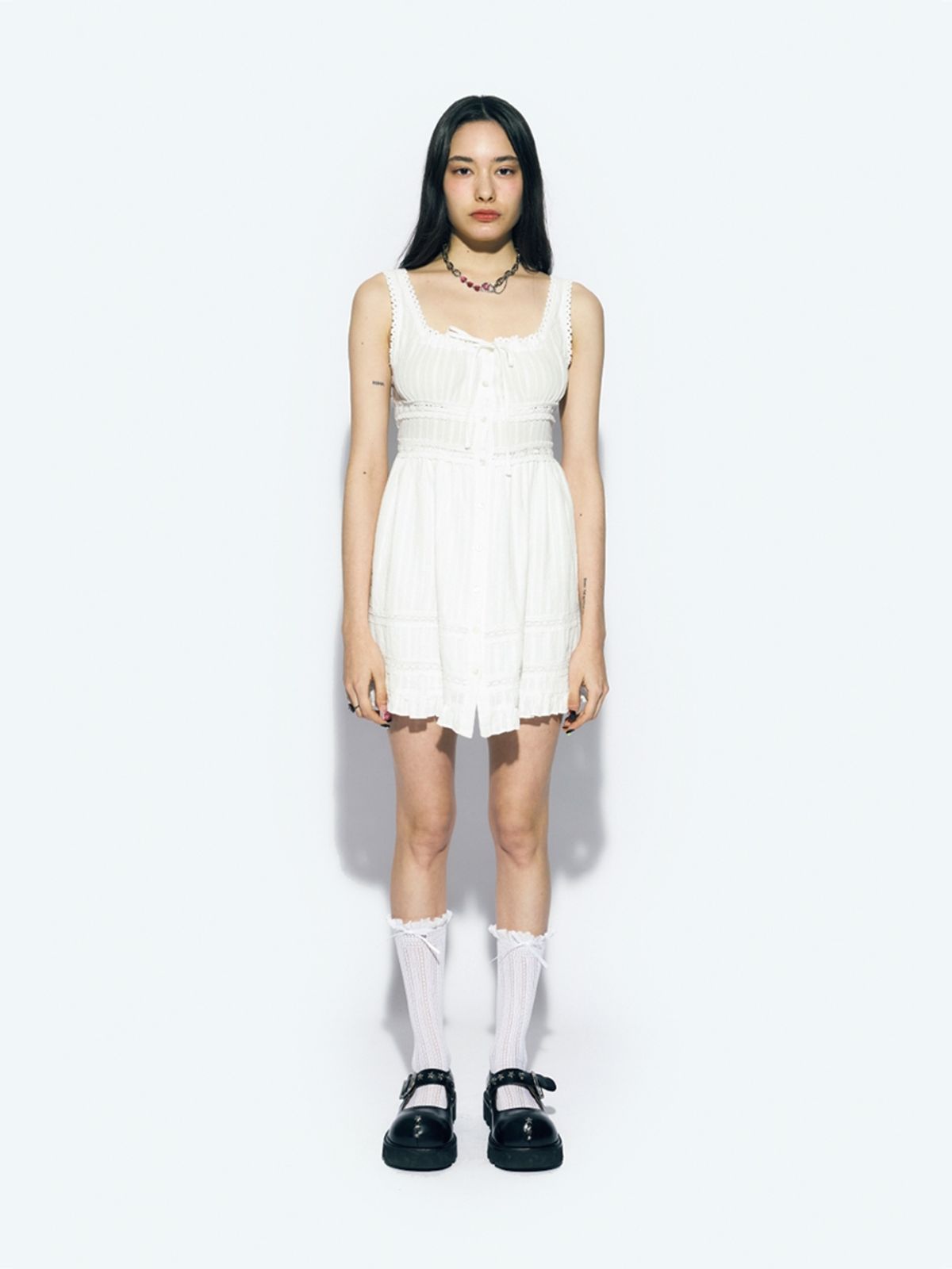 에즈이프 캘리(ASIF CALIE) RUFFLE SLEEVELESS MIDI DRESS WHITE