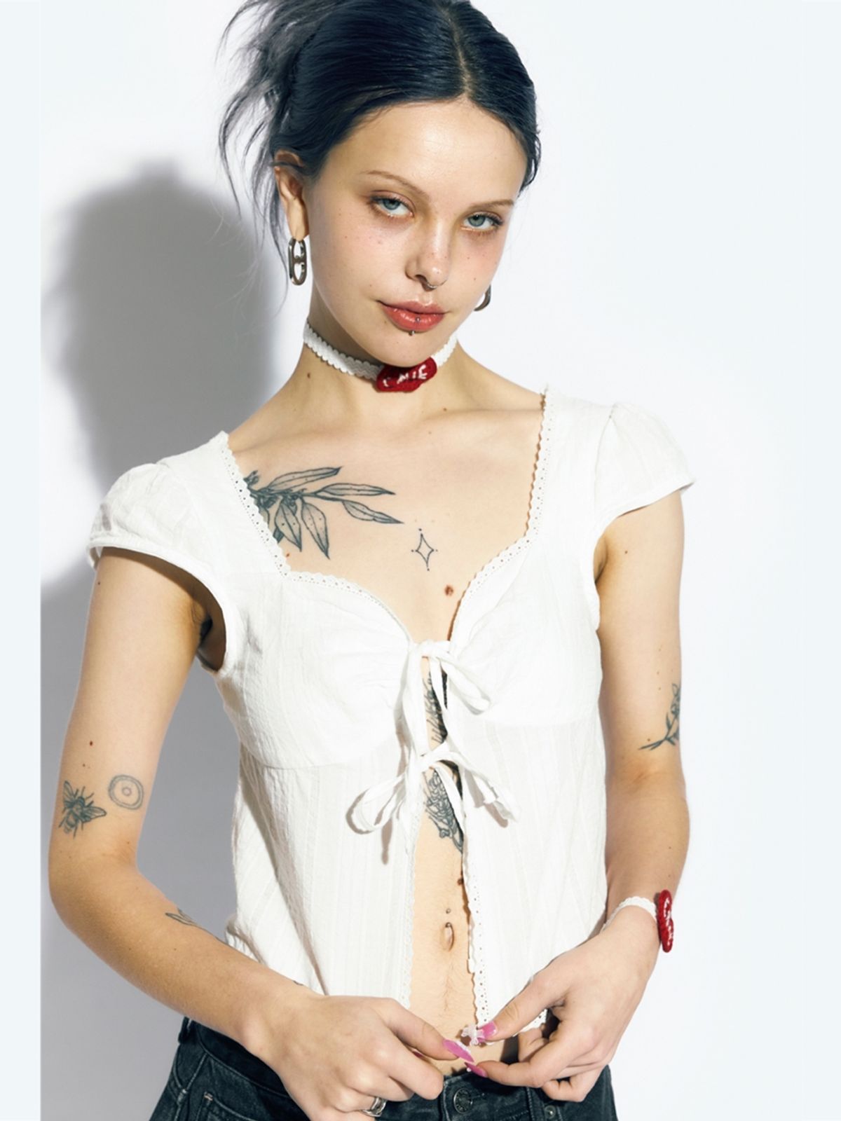 에즈이프 캘리(ASIF CALIE) CROP RIBBON OPEN BLOUSE WHITE