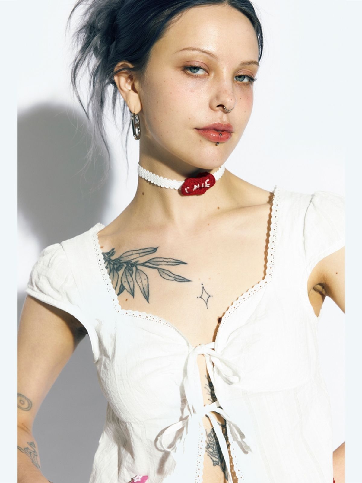 에즈이프 캘리(ASIF CALIE) CROP RIBBON OPEN BLOUSE WHITE