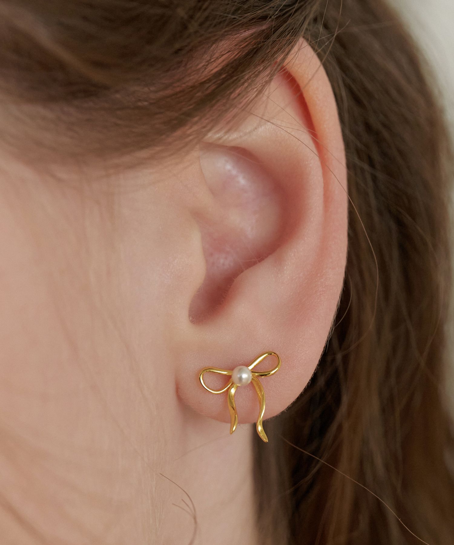 MUSINSA | TATIANA (Silver 925) Coco Pearl Ribbon Earring EC3089