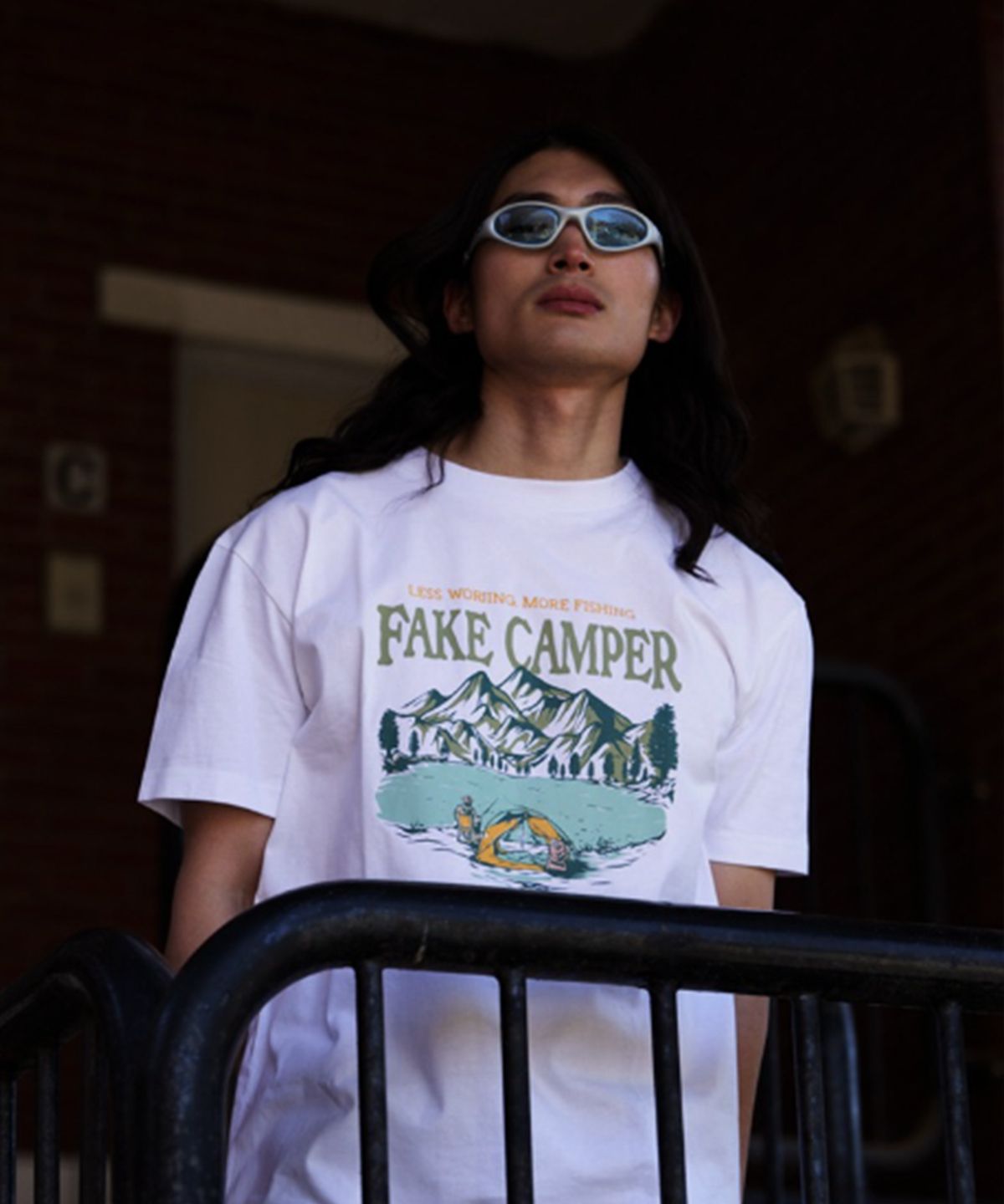 페이크캠퍼(FAKE CAMPER) 캠핑 그래픽 피싱 반팔티셔츠 [WHITE]