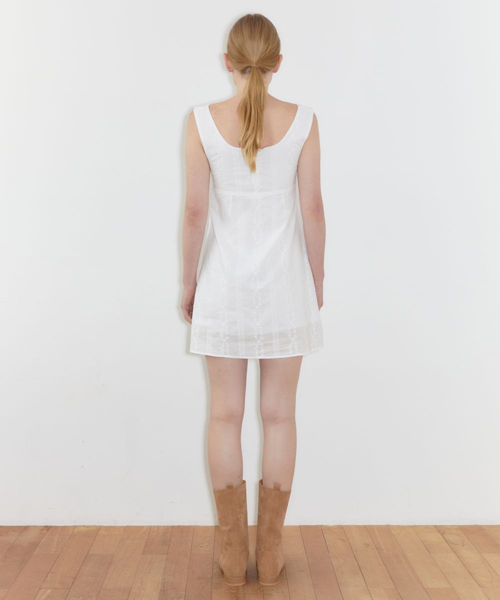 【Sinoon】Eyelet Ribbon Sleeveless Dress ★ 追跡付 MUSINSA | SINOON Eyelet Ribbon Sleeveless Dress (White)