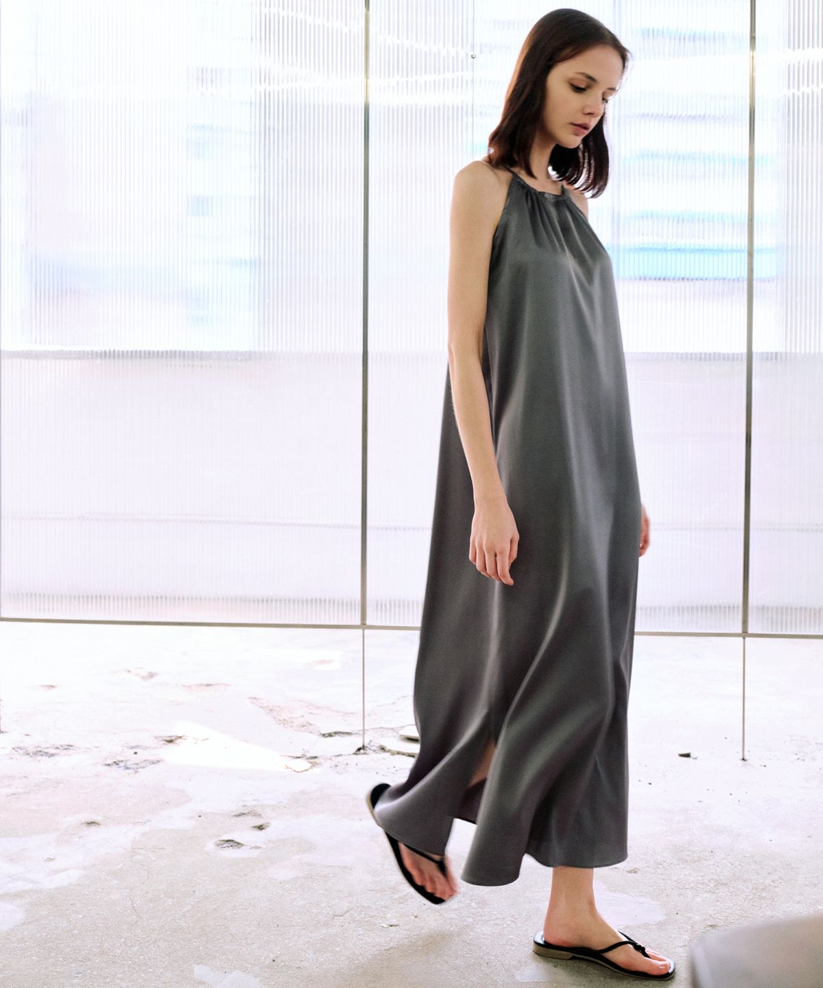 랭5(LANG5) [NELLI] SATIN ONE-PIECE [넬리] 새틴 홀터넥 원피스_챠콜