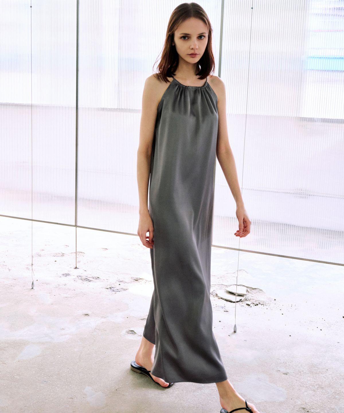 랭5(LANG5) [NELLI] SATIN ONE-PIECE [넬리] 새틴 홀터넥 원피스_챠콜