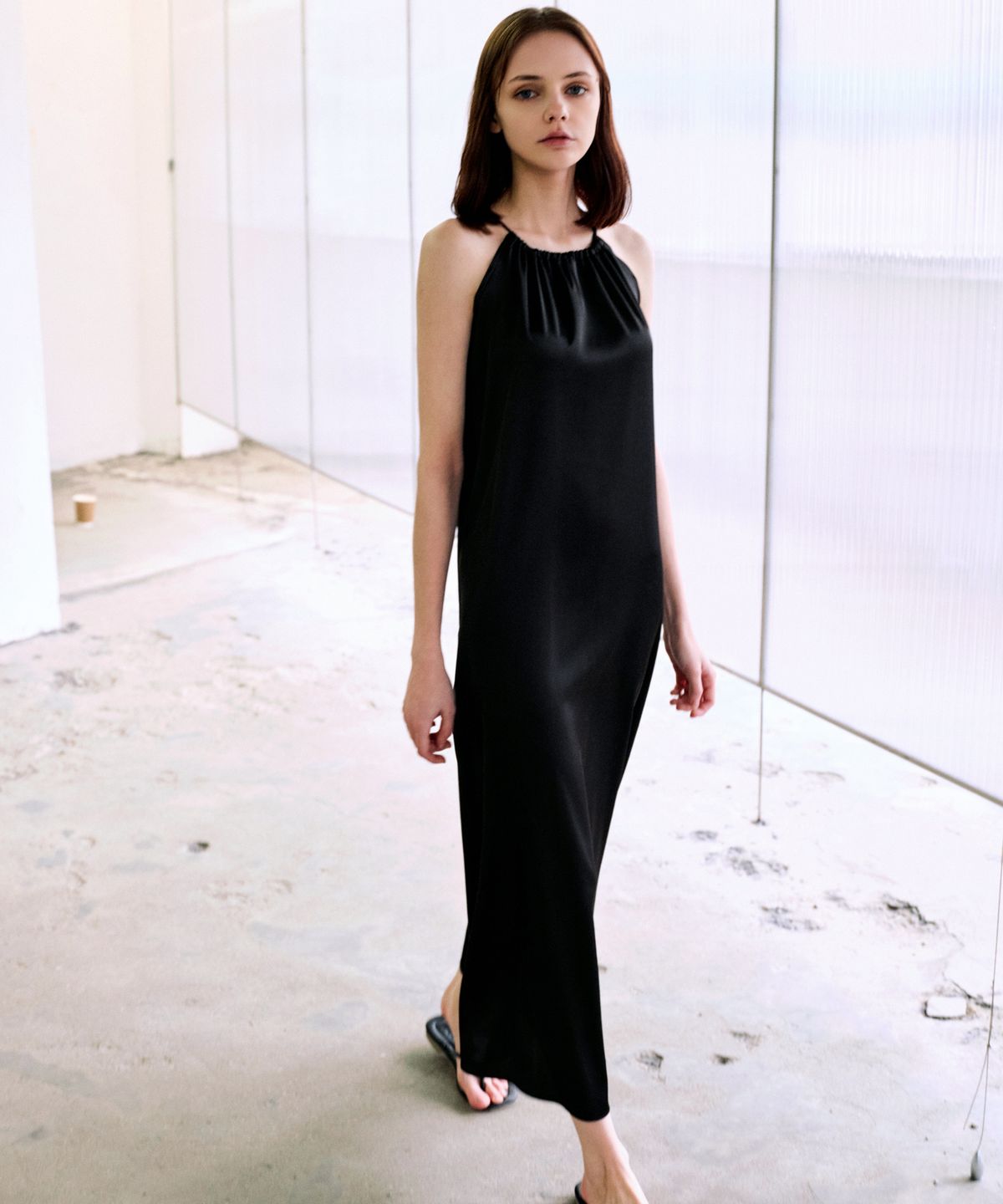 랭5(LANG5) [NELLI] SATIN ONE-PIECE [넬리] 새틴 홀터넥 원피스_블랙