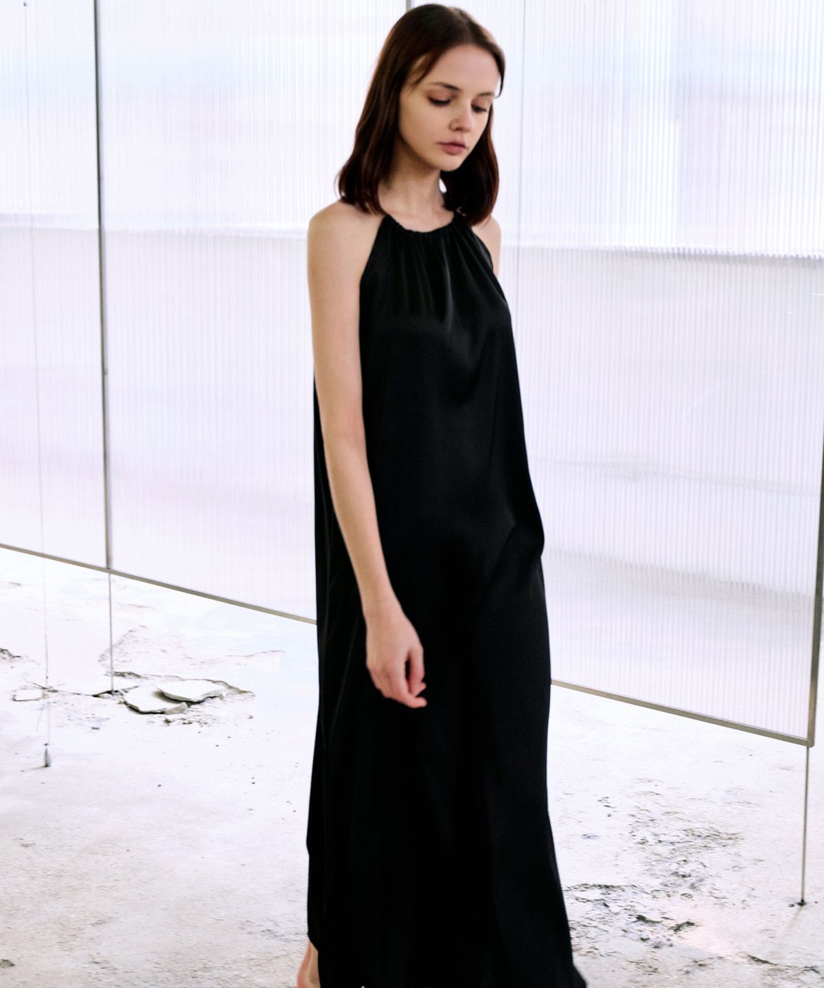 랭5(LANG5) [NELLI] SATIN ONE-PIECE [넬리] 새틴 홀터넥 원피스_블랙
