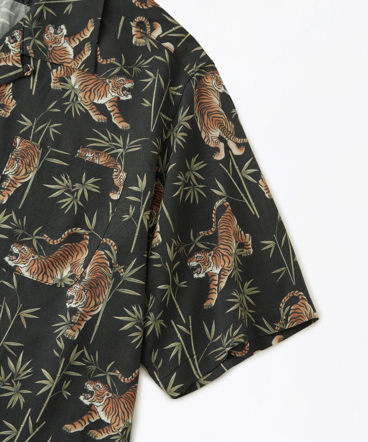 아웃스탠딩(OUTSTANDING) HAWAIIAN OPEN COLLAR HALF SHIRT BAMBOO TIGER_BLACK
