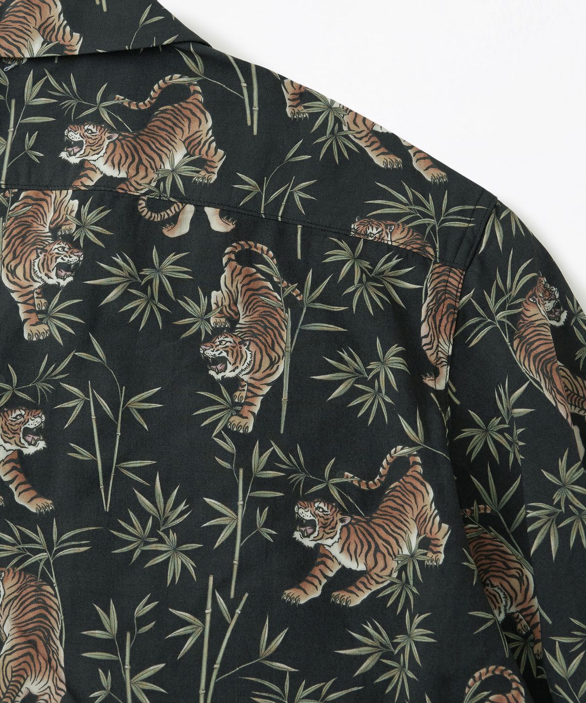 아웃스탠딩(OUTSTANDING) HAWAIIAN OPEN COLLAR HALF SHIRT BAMBOO TIGER_BLACK