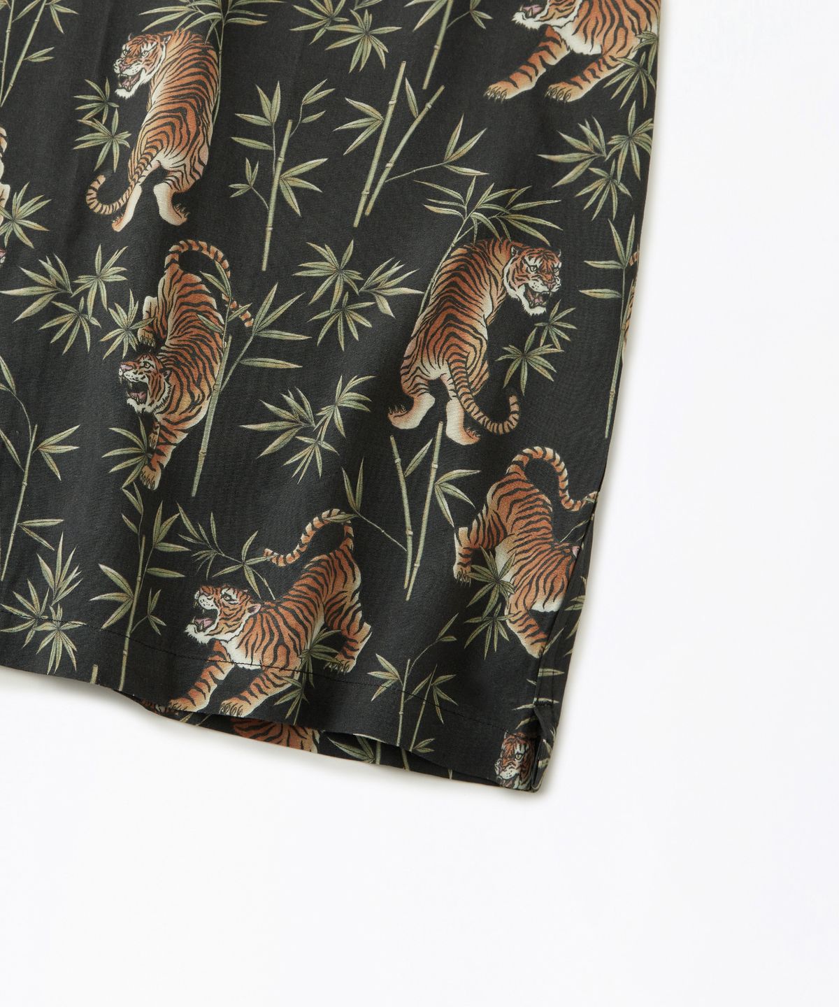아웃스탠딩(OUTSTANDING) HAWAIIAN OPEN COLLAR HALF SHIRT BAMBOO TIGER_BLACK