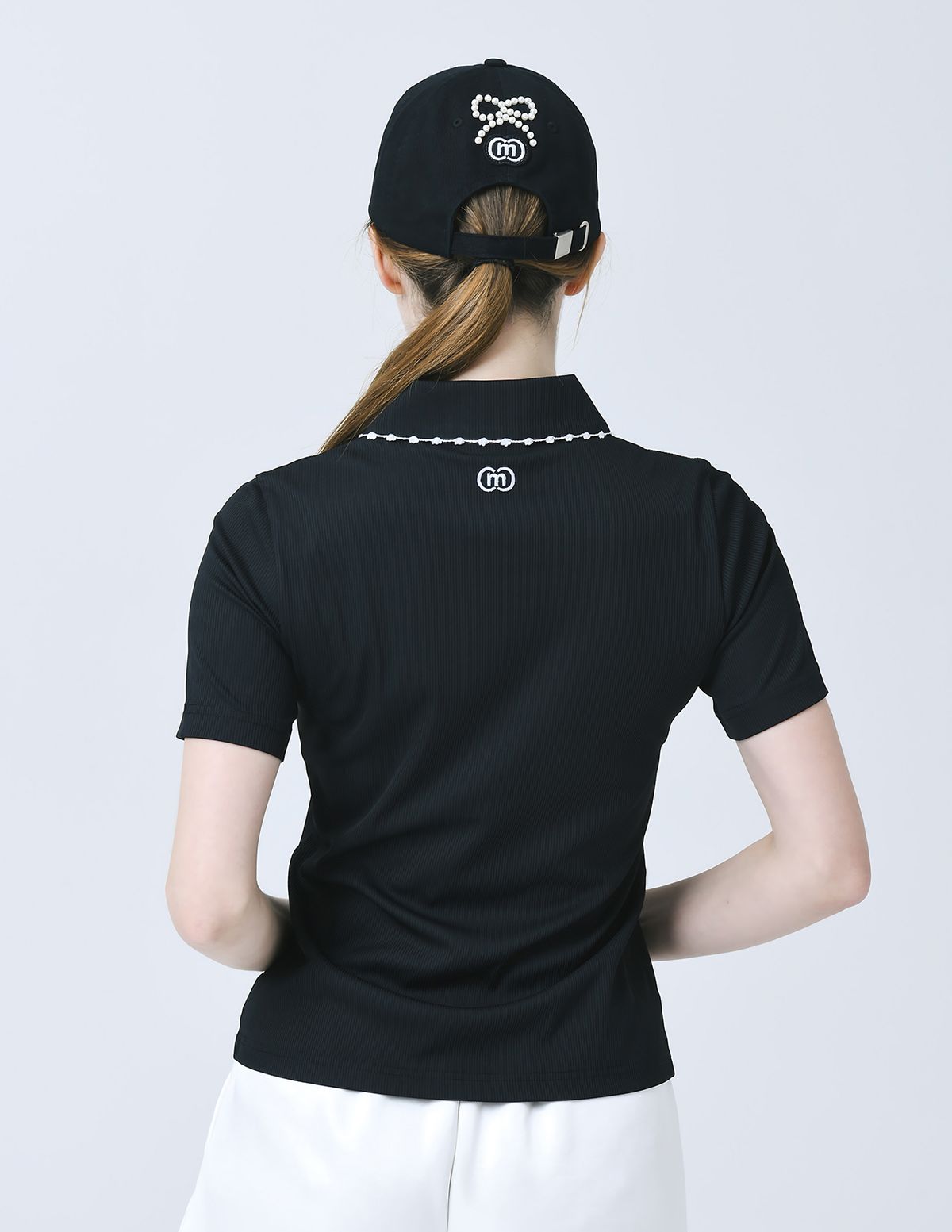두유노우엠씨(DOYOUKNOWMC) 레이스 카라 장식 고 기능성 스판 리브 키 홀 넥  블랙  반팔 티셔츠
