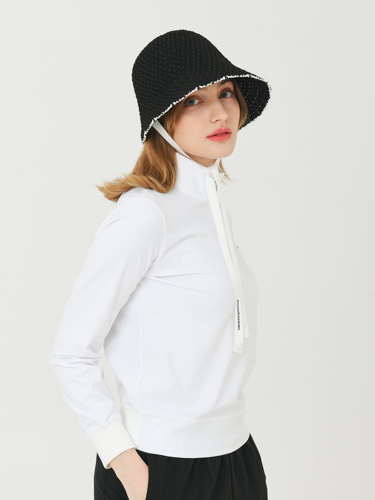 두유노우엠씨(DOYOUKNOWMC) 하프 집업 아이스 쿨 기능 소재 카라 리본장식 화이트 티셔츠