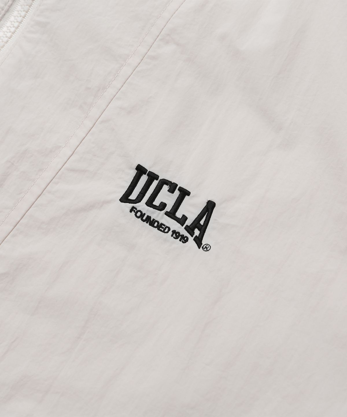 유씨엘에이(UCLA) 남여공용 경량 반팔 하이넥 아노락[O-WHITE](UA3UJ98_33)