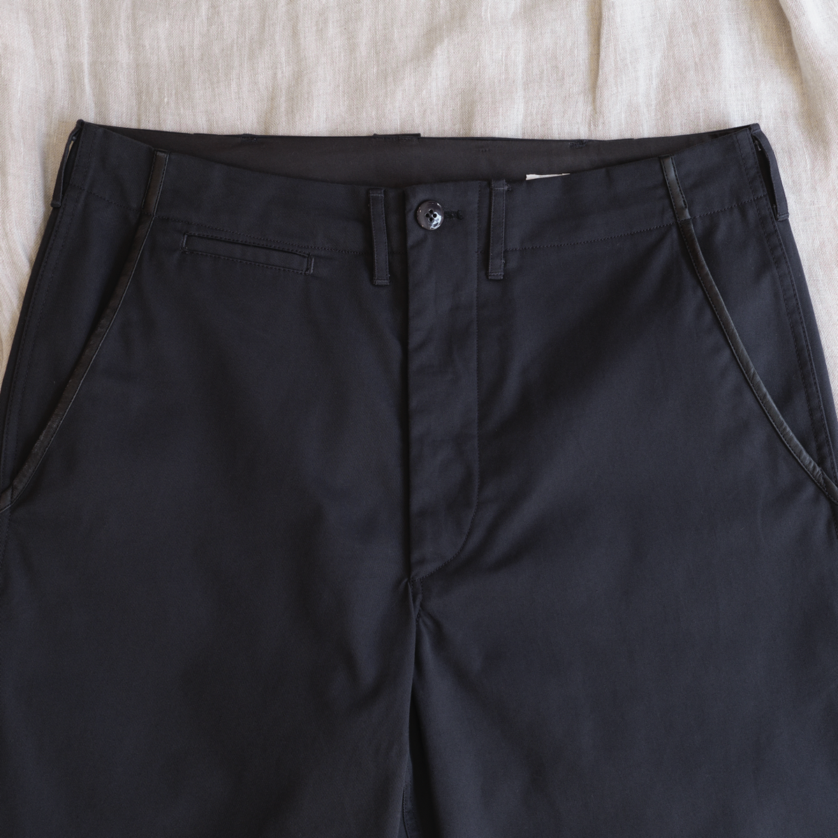 본로우(BONRROW) Leather Mix Chino_Navy
