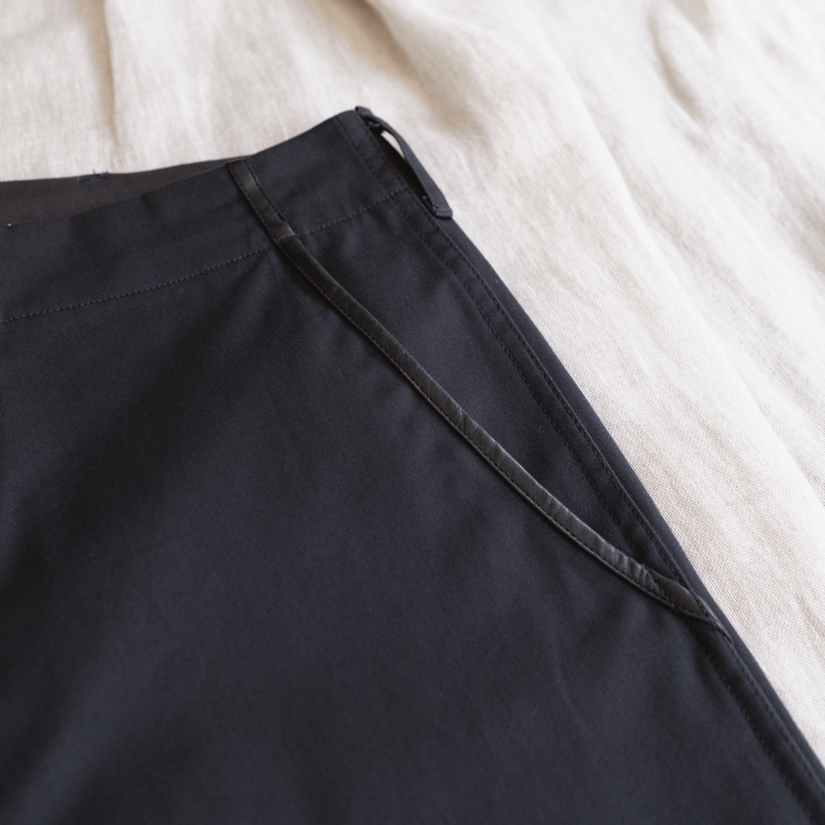 본로우(BONRROW) Leather Mix Chino_Navy