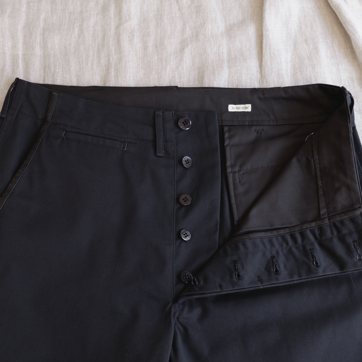 본로우(BONRROW) Leather Mix Chino_Navy