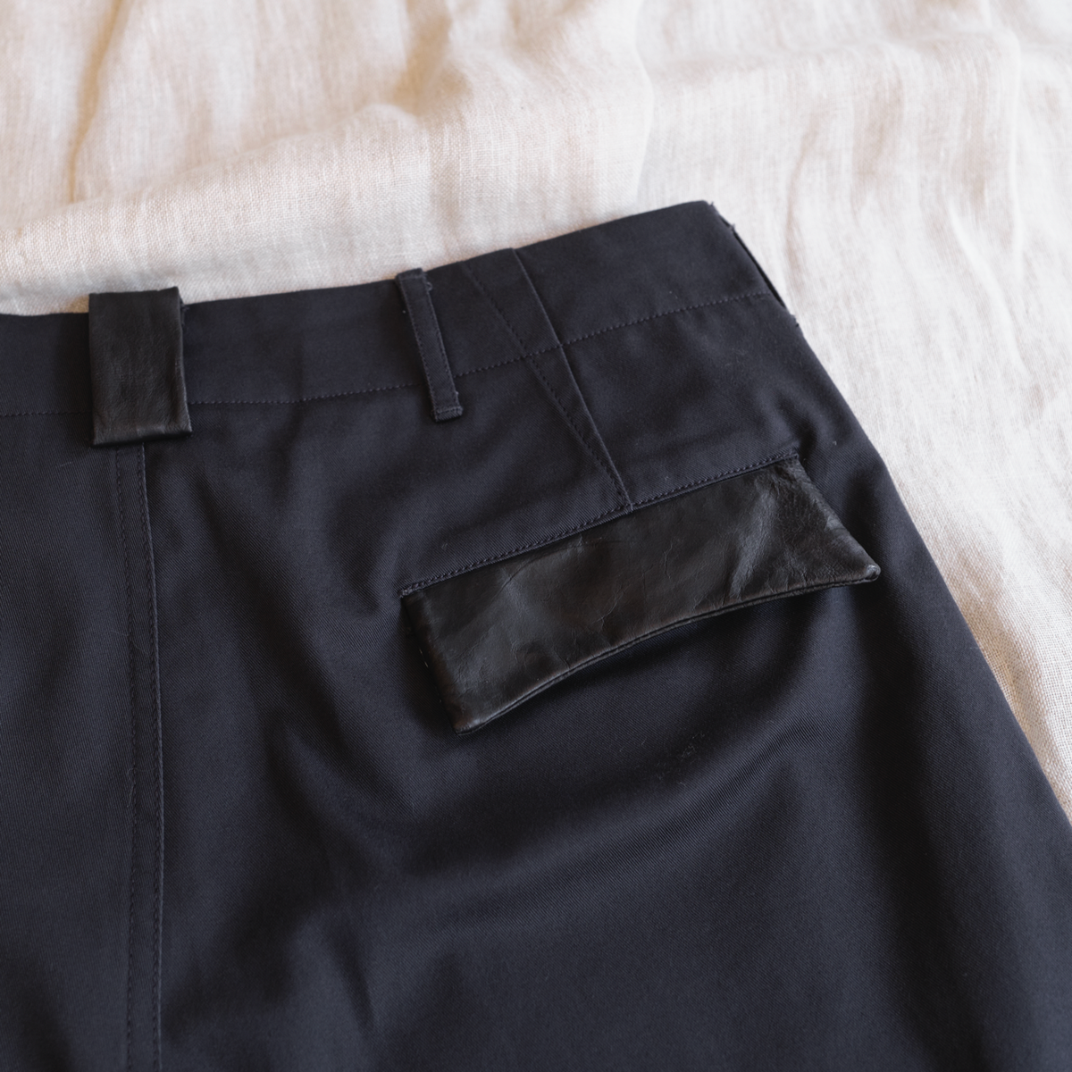 본로우(BONRROW) Leather Mix Chino_Navy