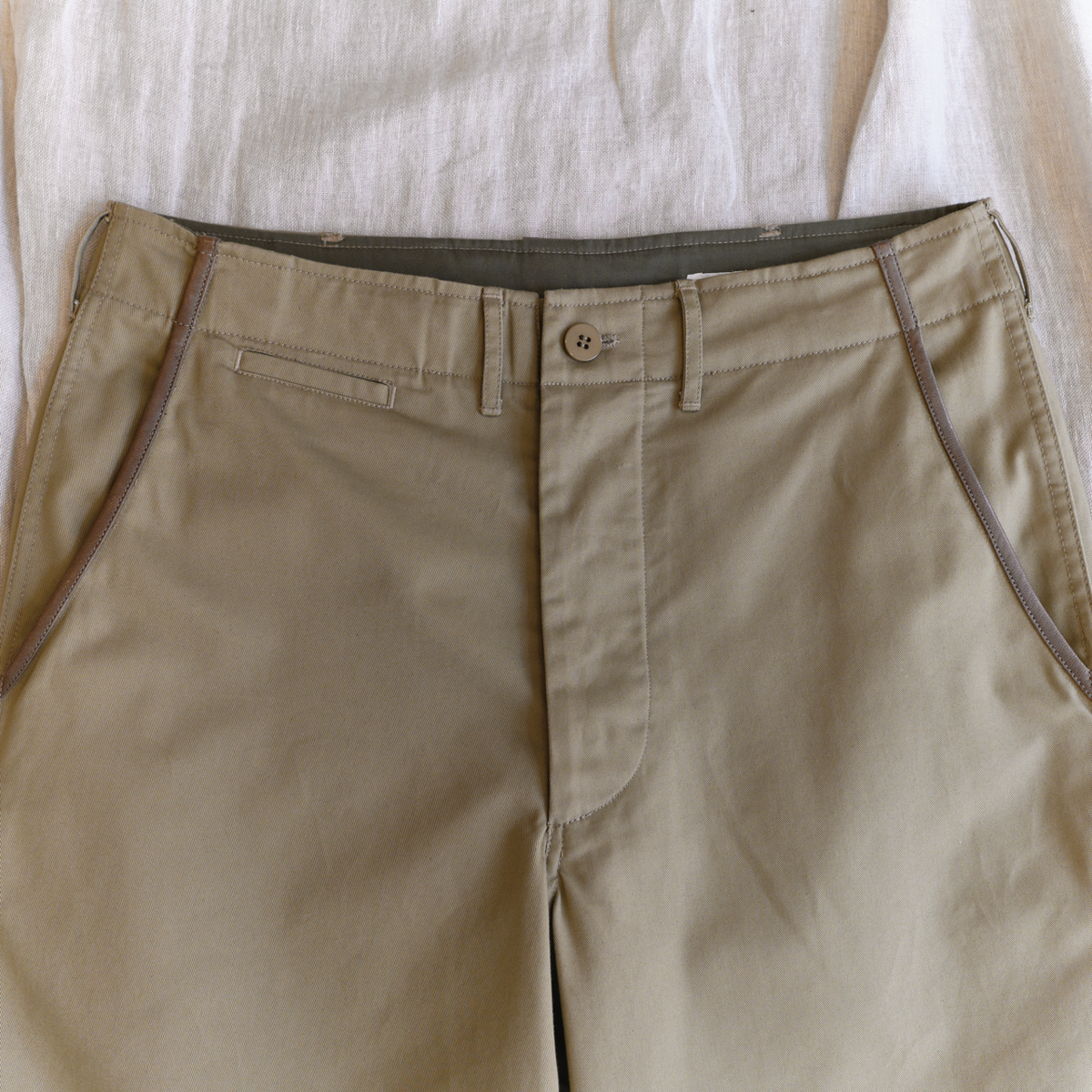 본로우(BONRROW) Leather Mix Chino_Khaki