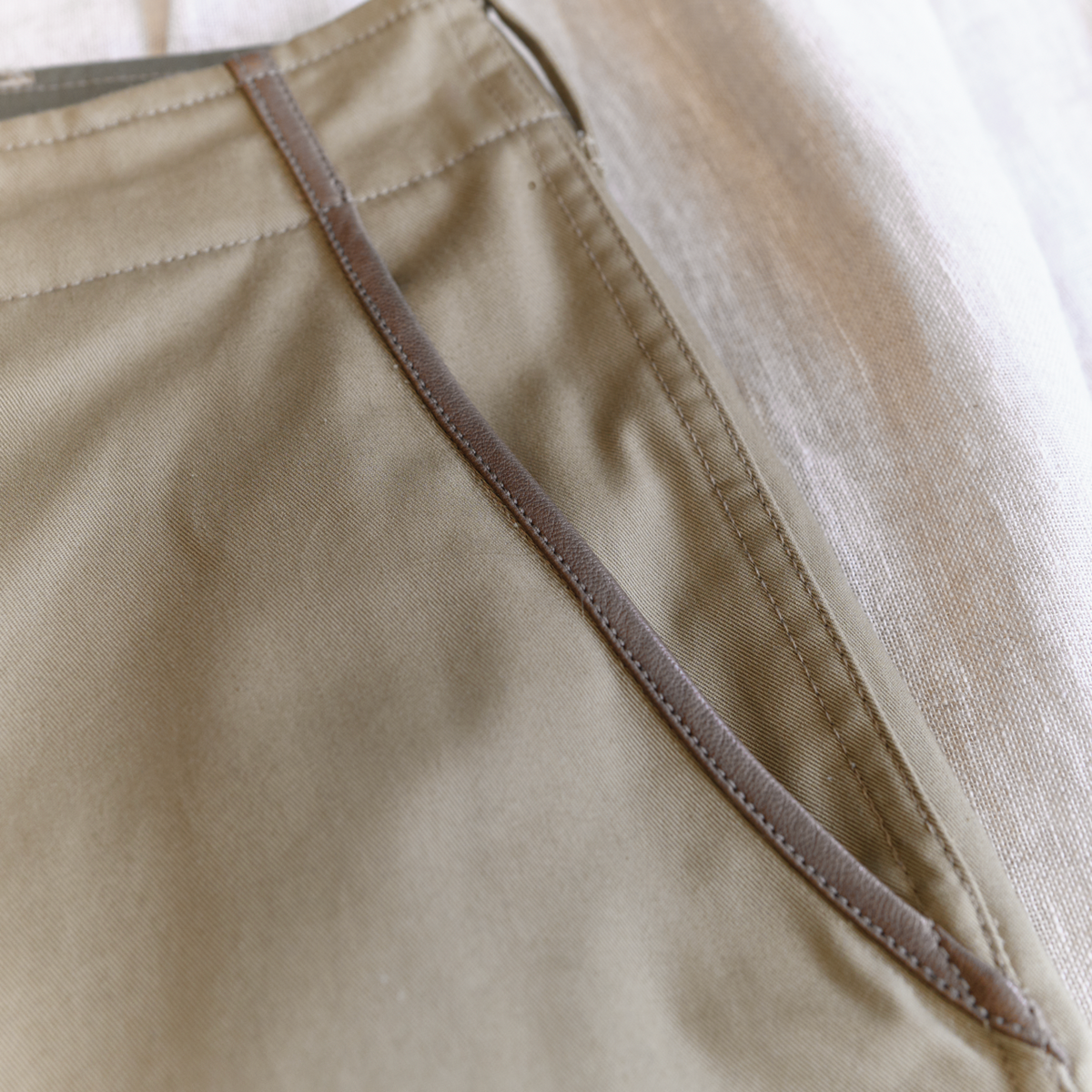 본로우(BONRROW) Leather Mix Chino_Khaki