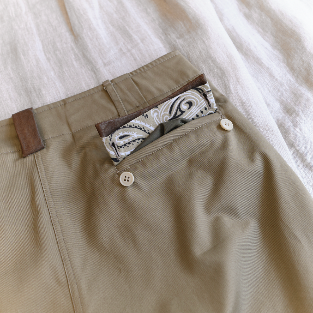 본로우(BONRROW) Leather Mix Chino_Khaki