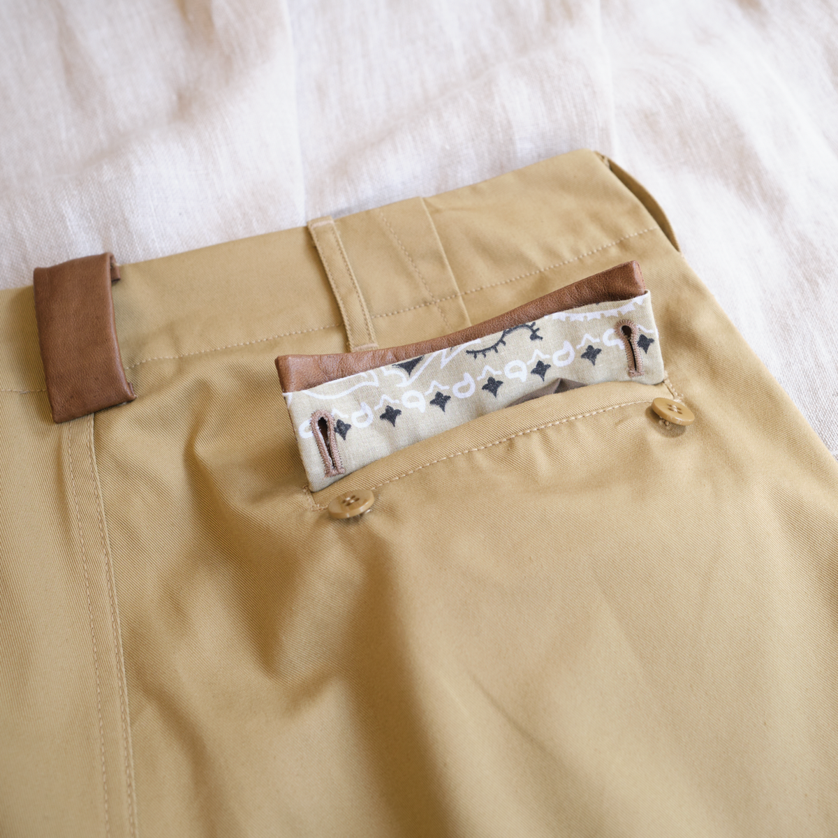 본로우(BONRROW) Leather Mix Chino_Beige