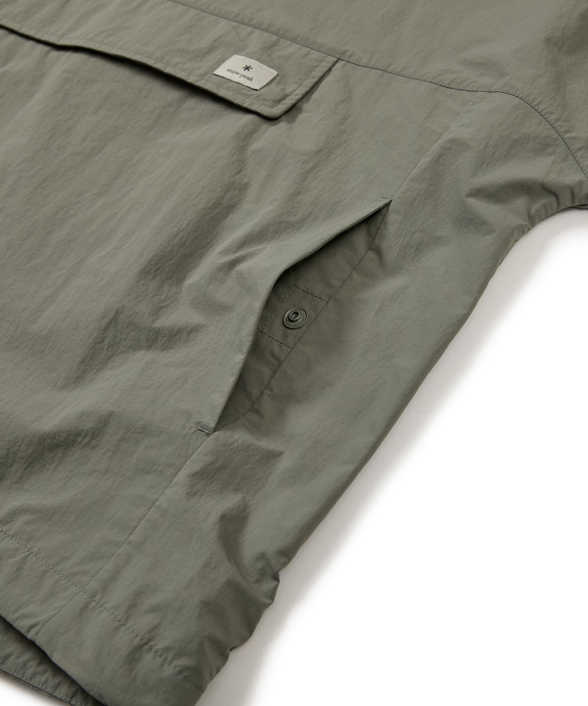 스노우피크 어패럴(SNOWPEAK APPAREL) 타슬란 여성 우븐 반팔 아노락 Olive (S24MWLAN51)